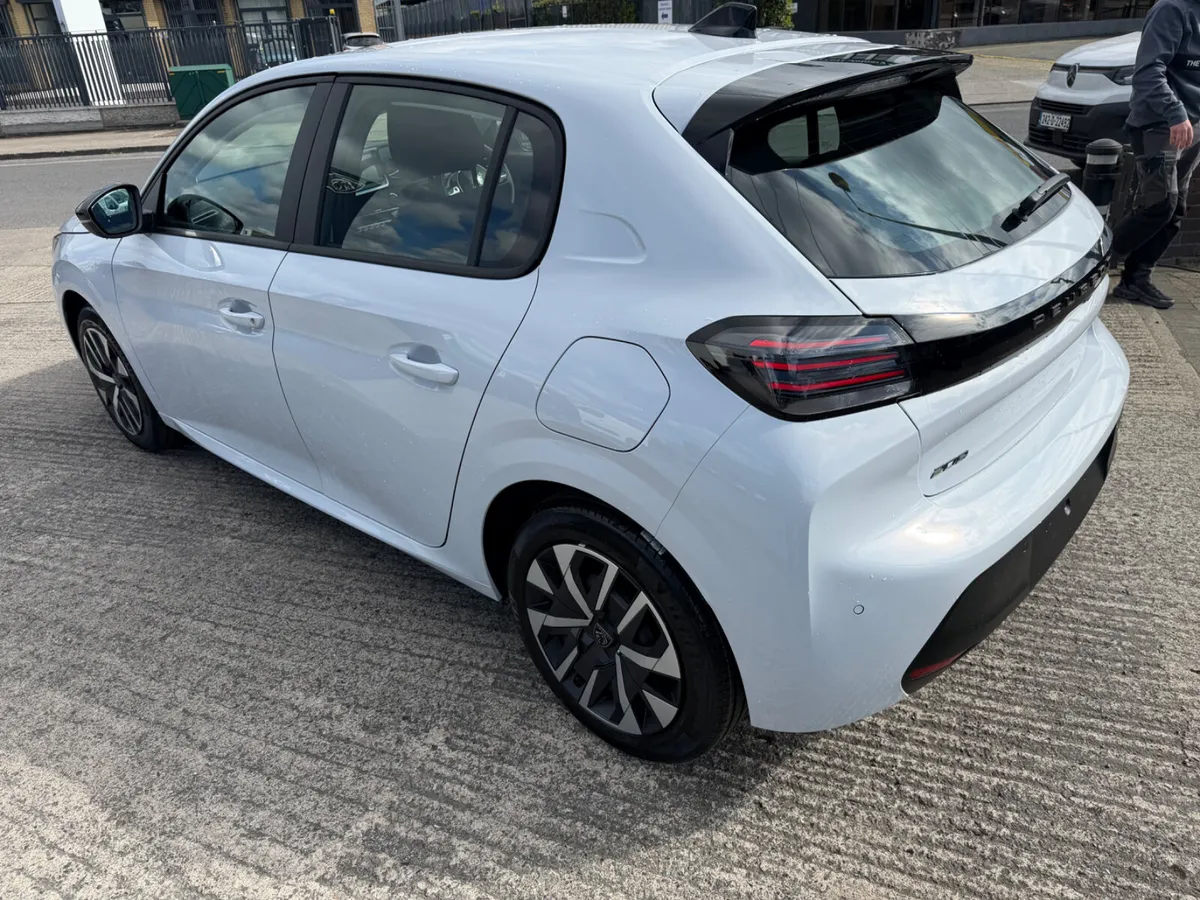 Peugeot 208 Style 1.2 100bhp 6 speed - Image 6
