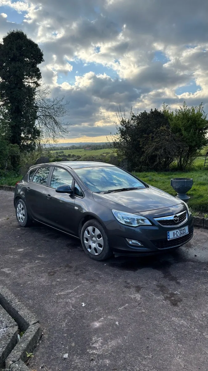 Opel Astra 2011 - Image 1