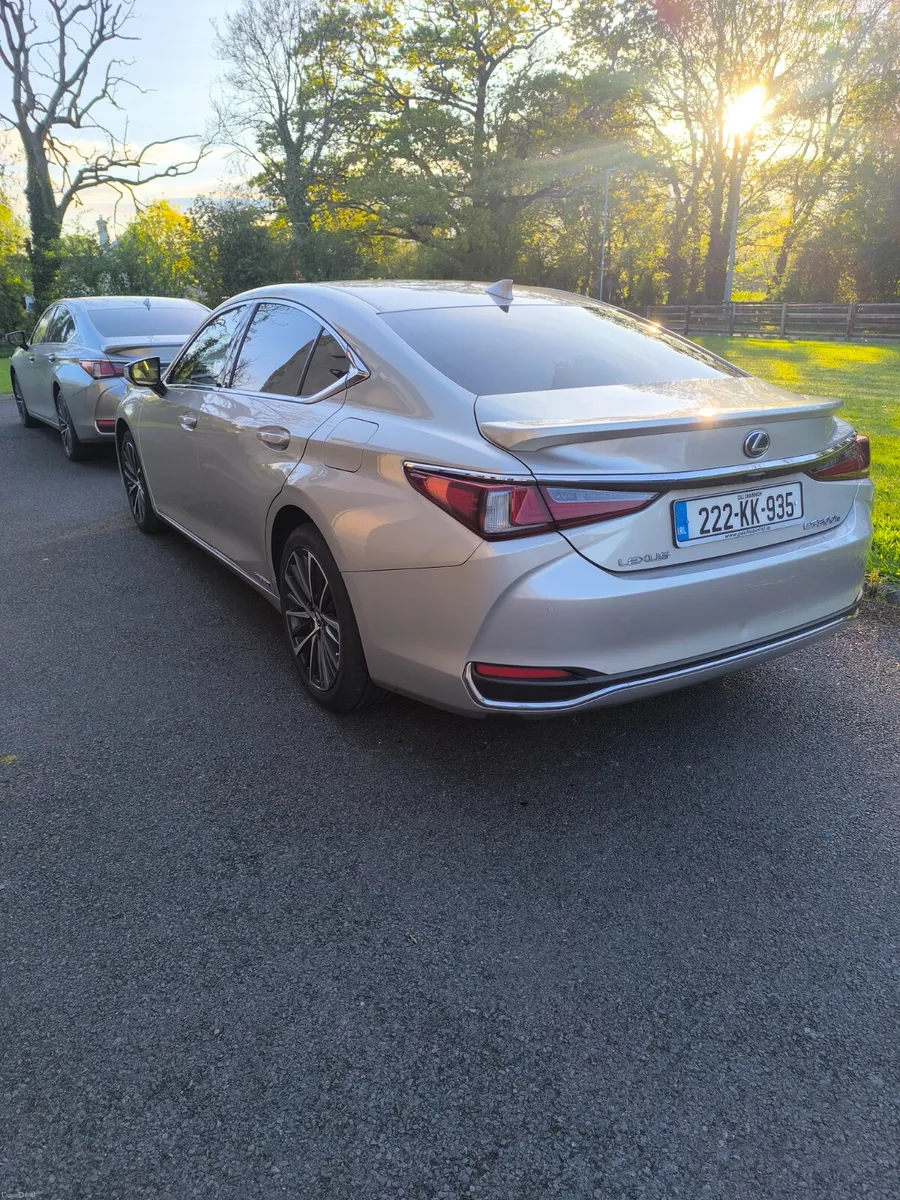 222 Lexus ES 300H Executive - Image 3