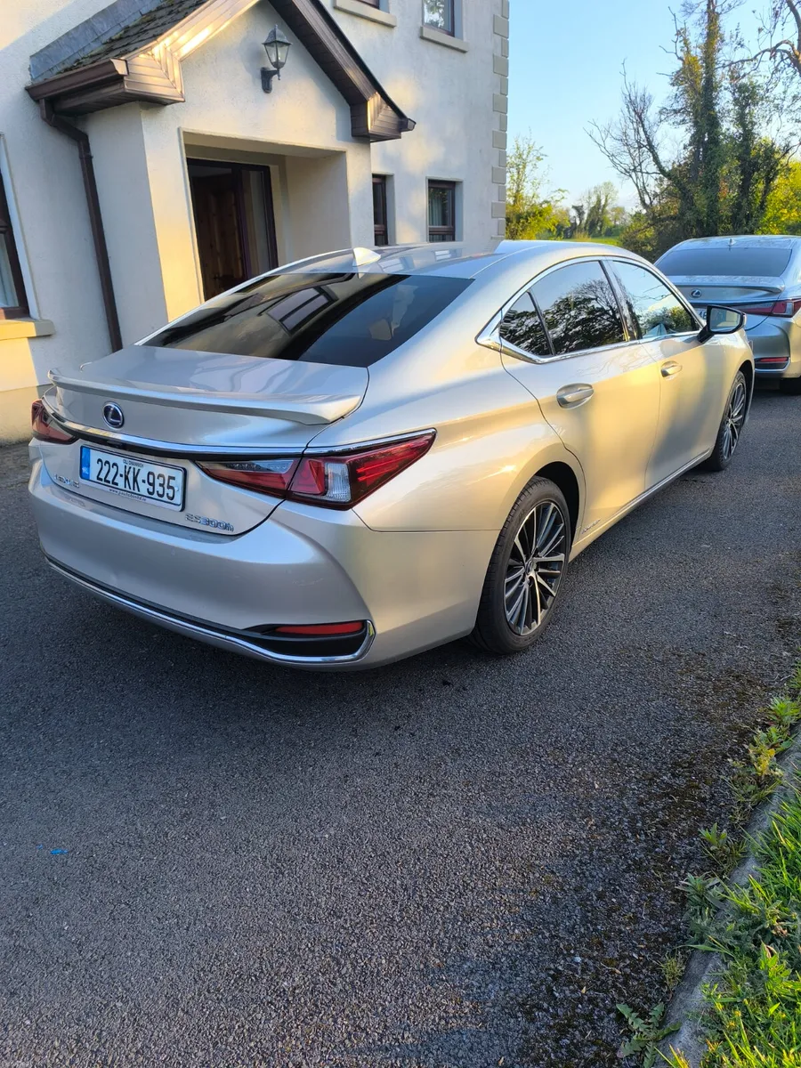 222 Lexus ES 300H Executive - Image 4