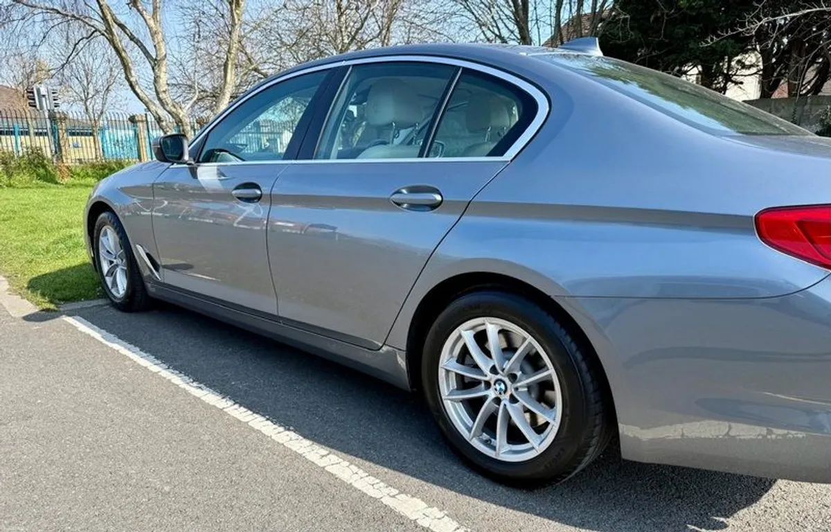 2019 Bmw 5-series - Image 3