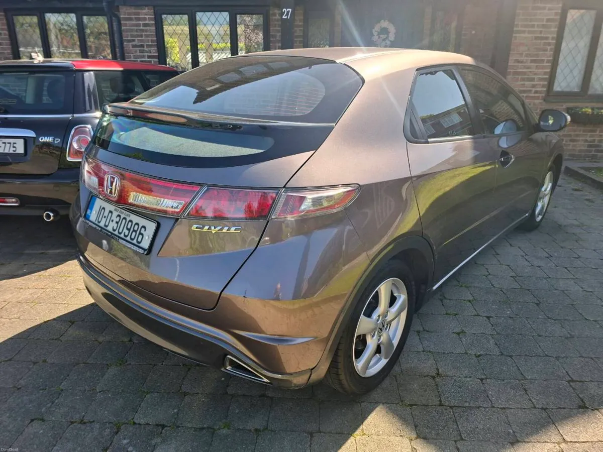 HONDA CIVIC 1.4 PETROL 2010 VERY CLEAN CAR - Image 3