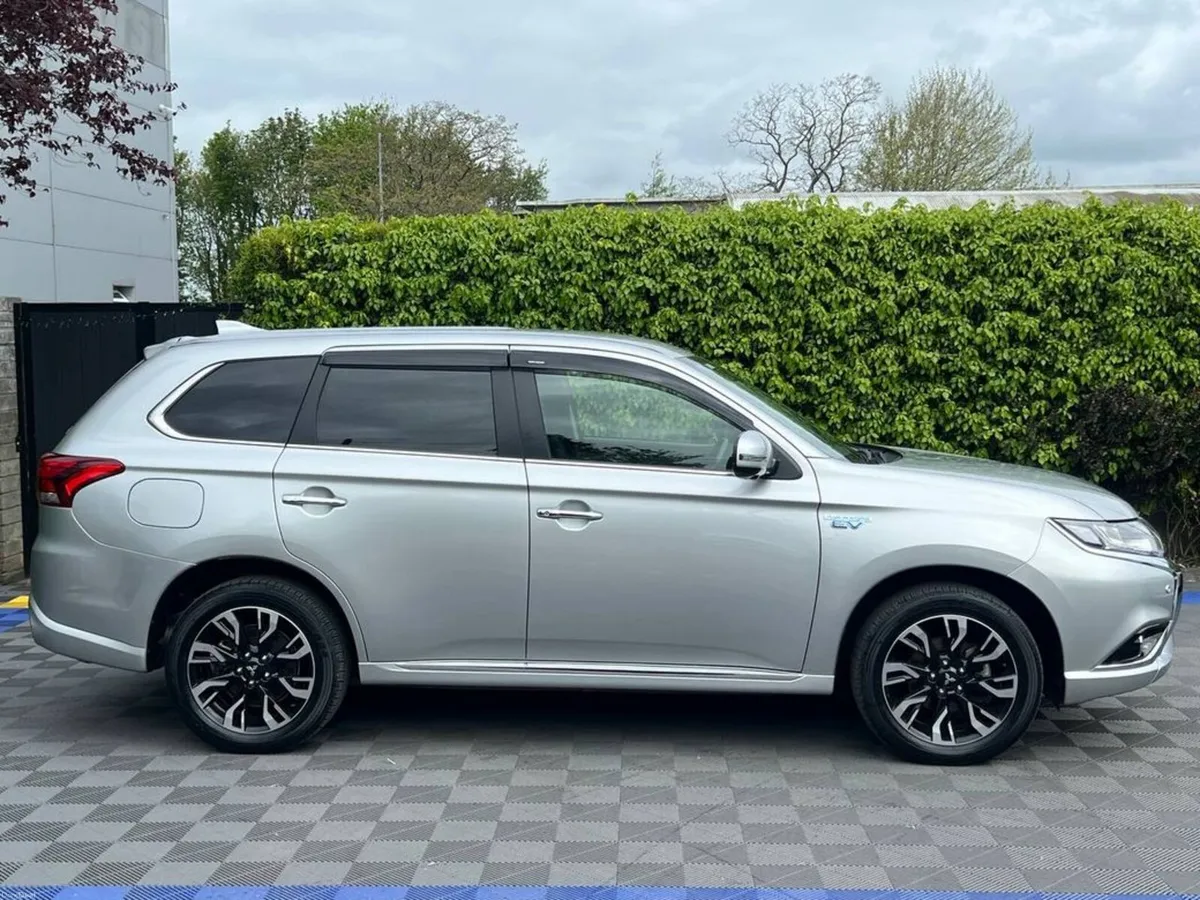 Mitsubishi Outlander G PACKAGE 4WD 2.0 HYBRID // S - Image 2