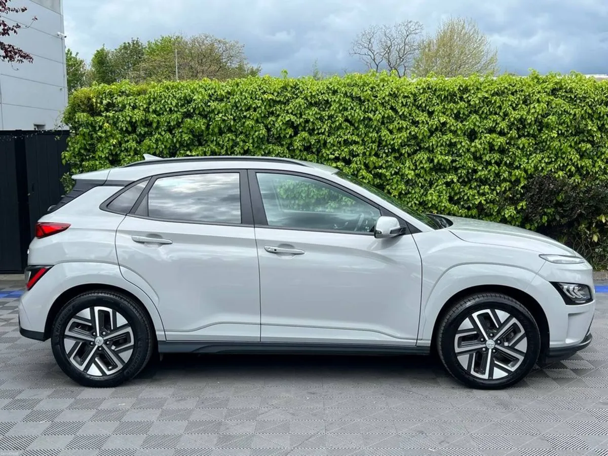 Hyundai KONA PREMIUM 65KWH LONG RANGE // LOW MILEA - Image 2