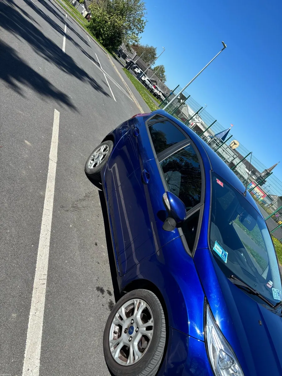 2017 Ford fiesta automatic - Image 2