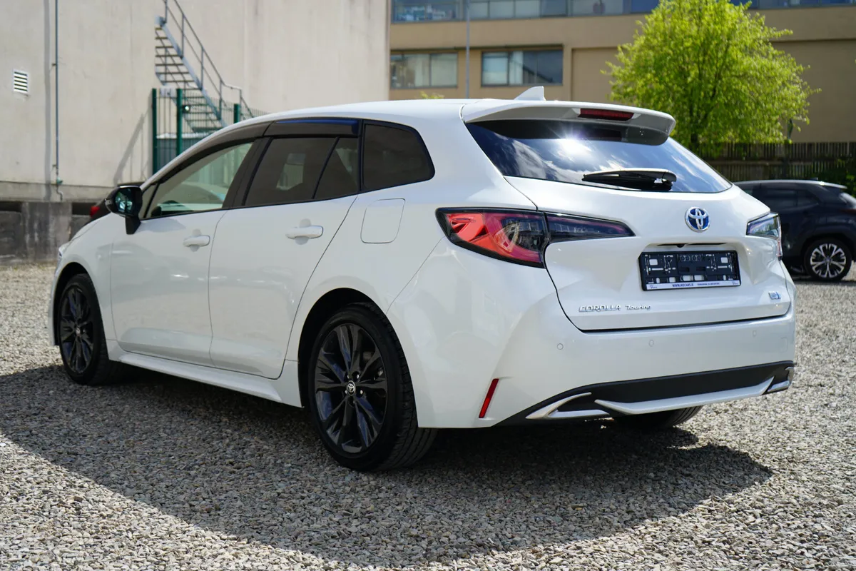 2023 Toyota Corolla Touring Hybrid Automatic - Image 2