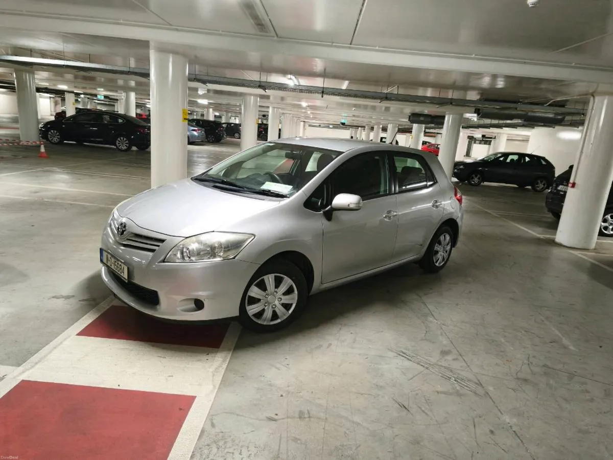 Toyota auris very low km - Image 2