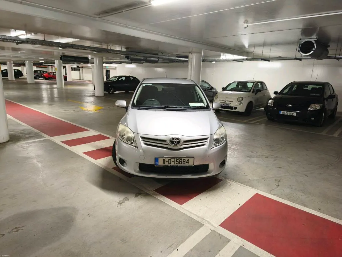 Toyota auris very low km - Image 4