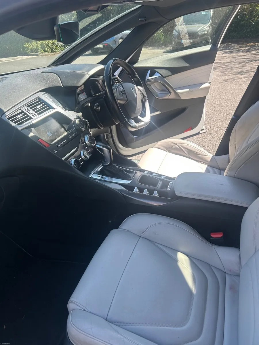 DS 5 Prestige Model - Image 3