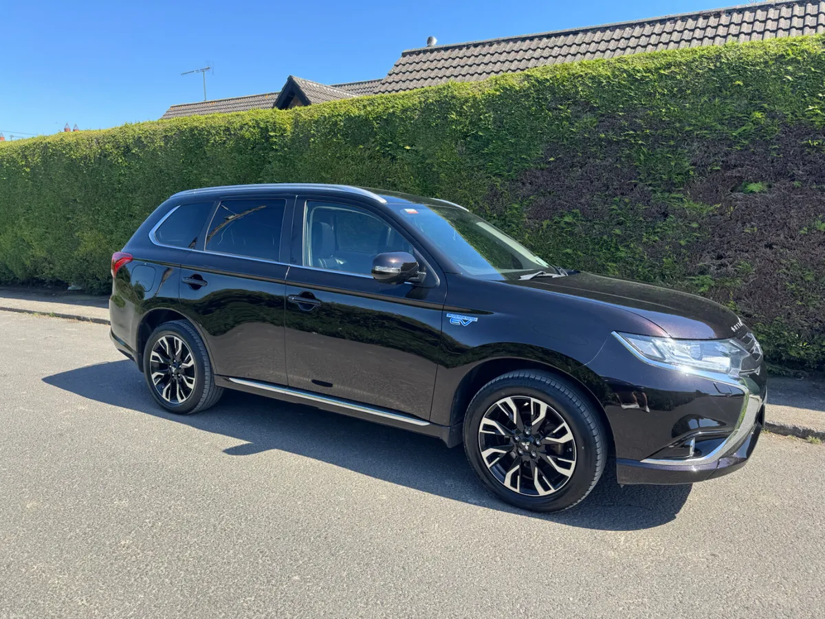 Mitsubishi Outlander hybrid / low mileage - Image 1