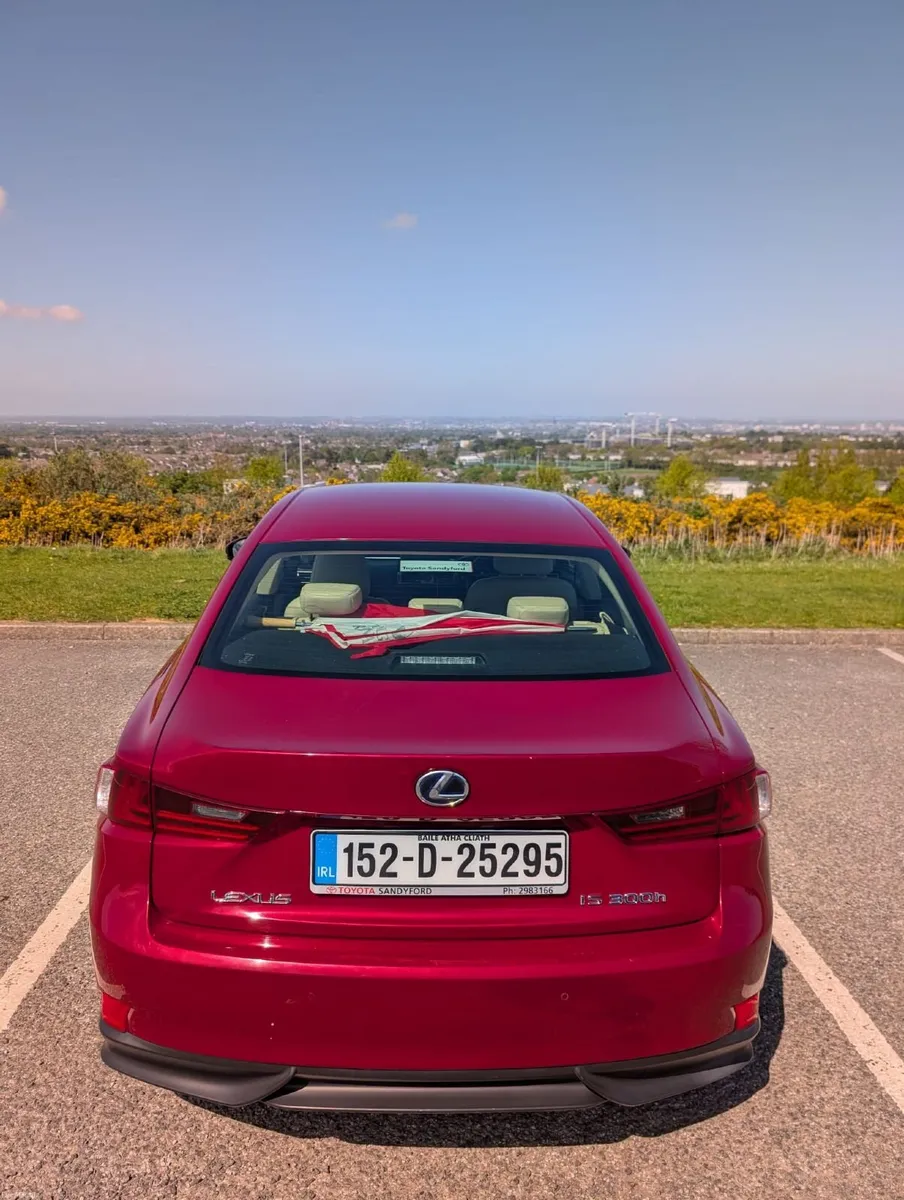 Lexus IS 300h - Image 2