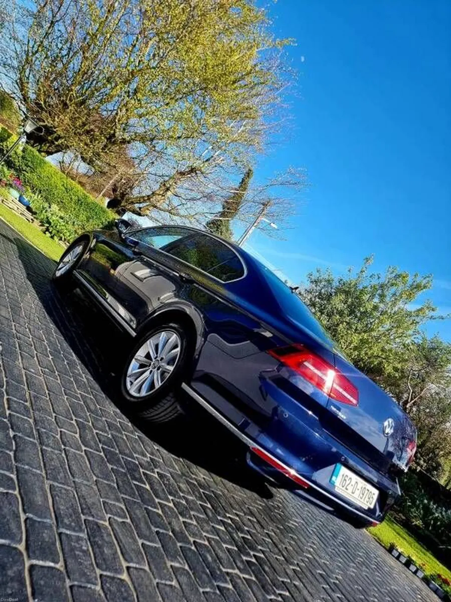 2016 Volkswagen Passat - Image 2