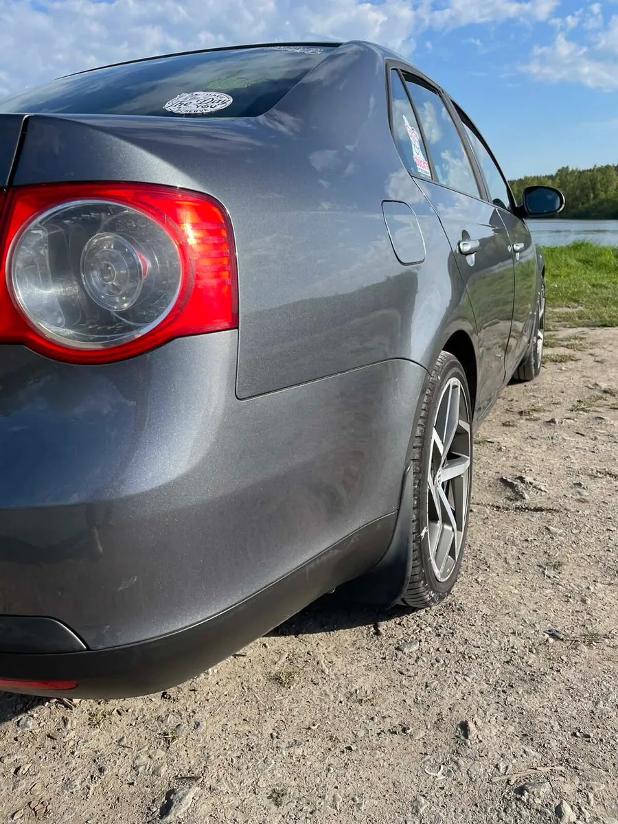 Volkswagen Jetta - Image 4