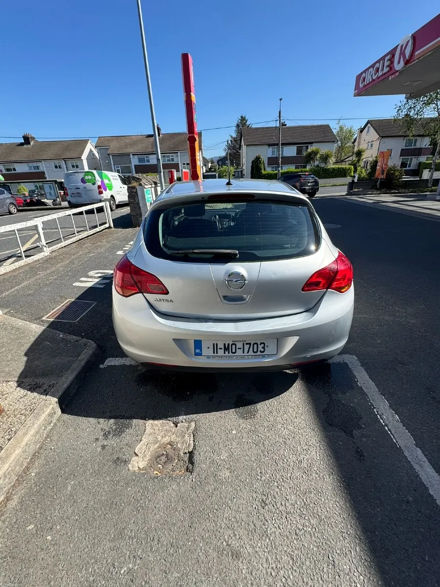 2011 Opel Astra 108,000 km - Image 3