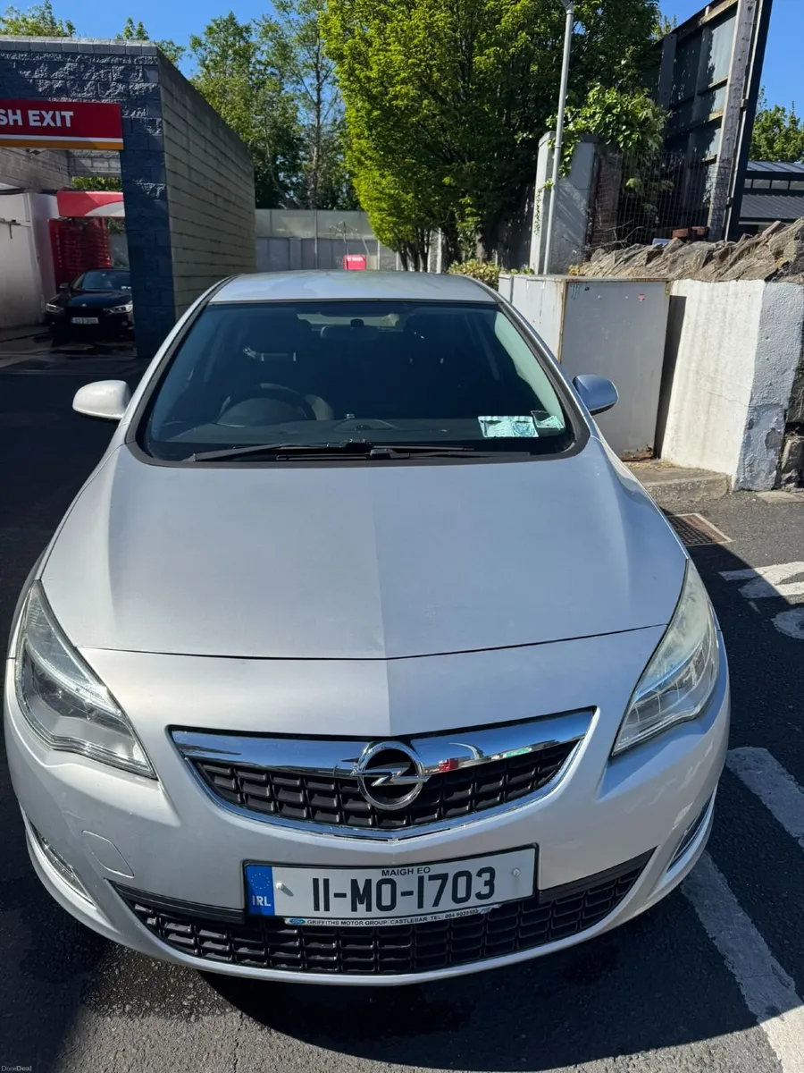 2011 Opel Astra 108,000 km - Image 1