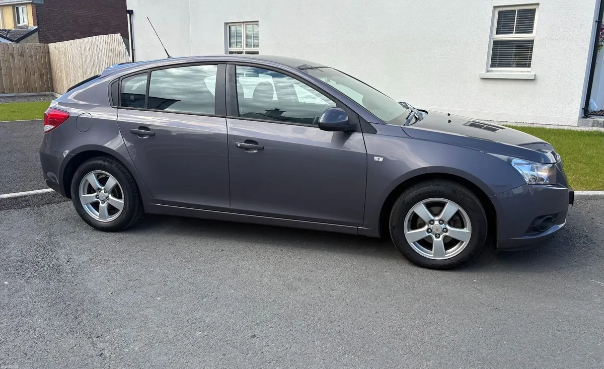 Chevrolet Cruze 2012 - Image 2