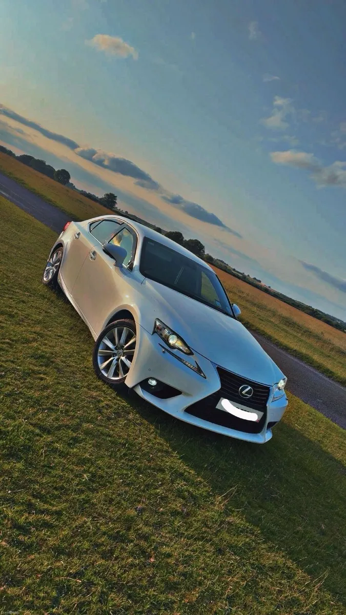 Lexus IS300h - Image 1