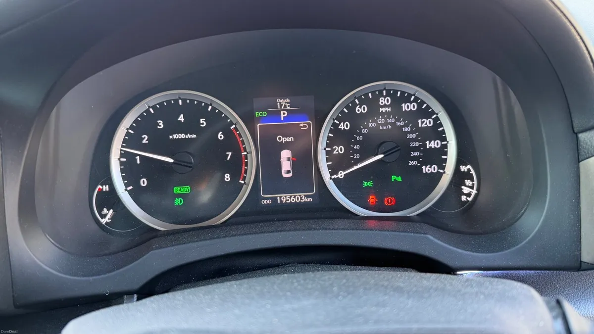 Lexus IS300h - Image 2