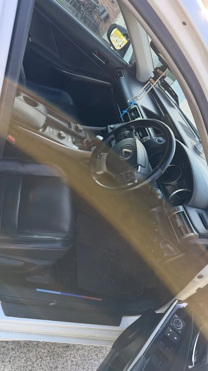 Lexus IS300h - Image 3