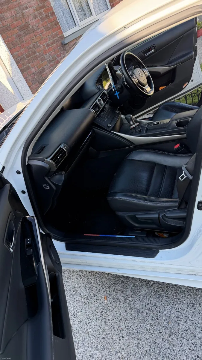 Lexus IS300h - Image 4