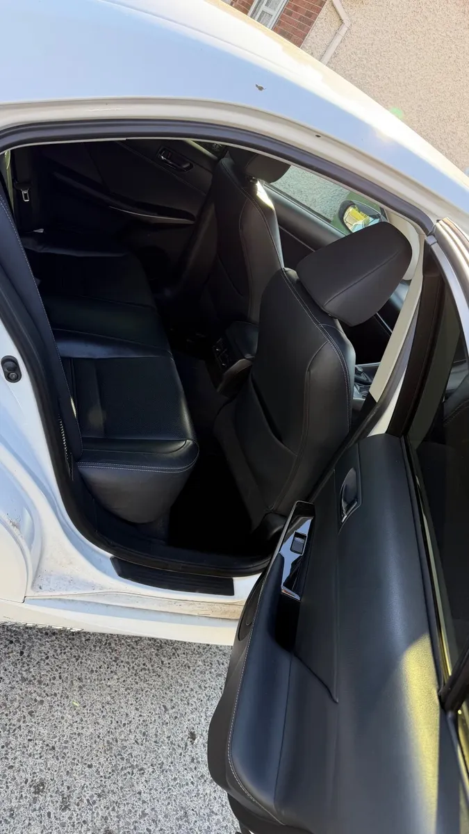 Lexus IS300h - Image 6