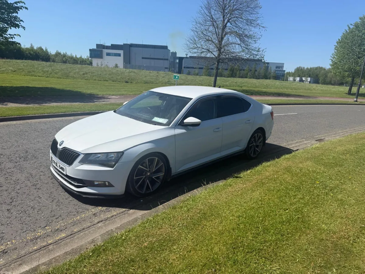 Skoda Superb 2.0 TDI SE 150PS 5DR AU AUTO - Image 4