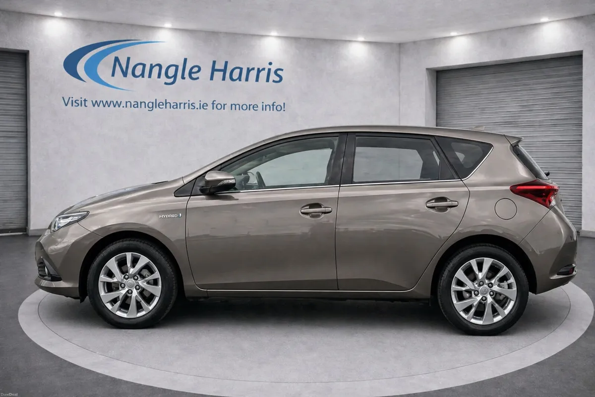 Toyota Auris ONE OWNER. LOW KMS. - Image 2