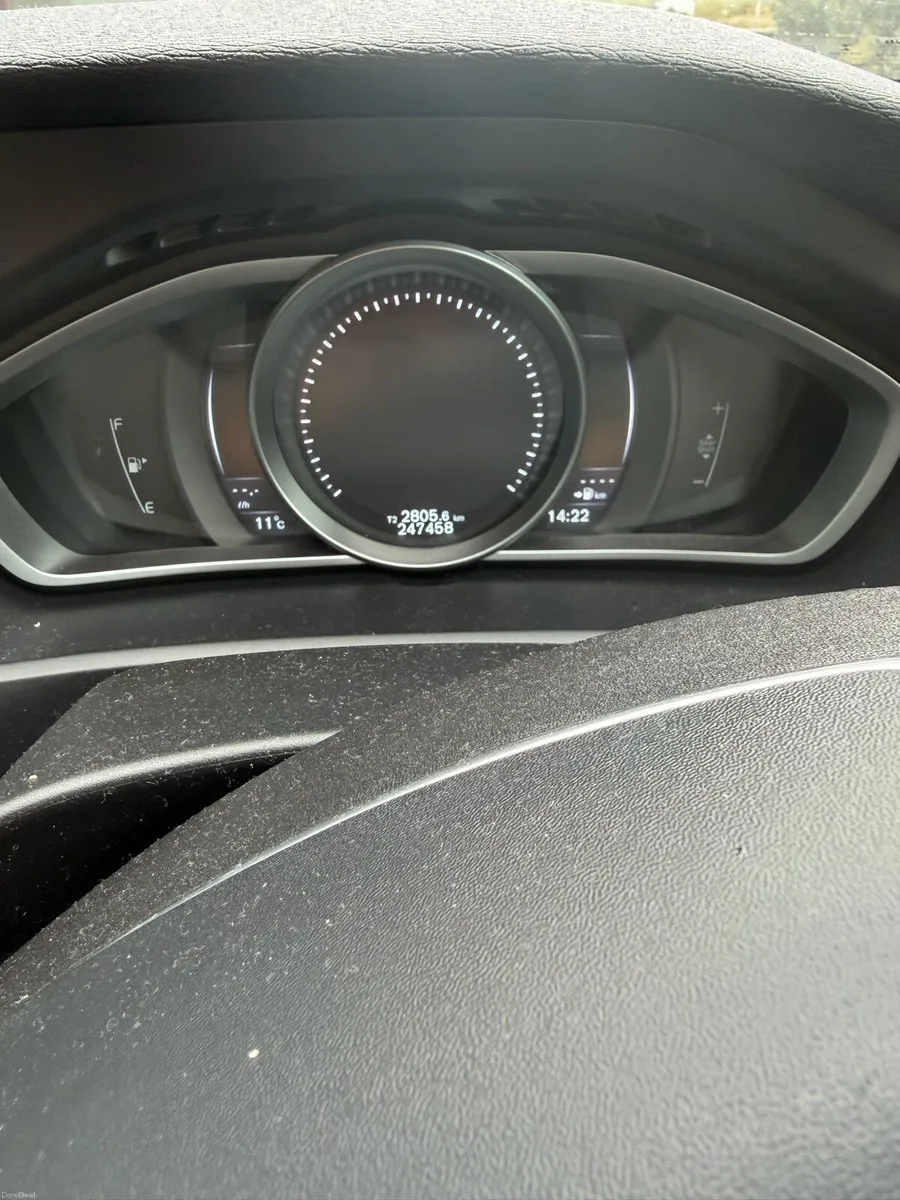 Volvo V40 2016 - Image 2