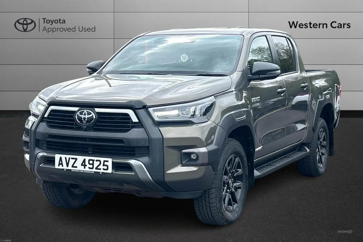 Toyota Hilux 2.8 D-4D Invincible X Auto 4WD Euro 6 - Image 3