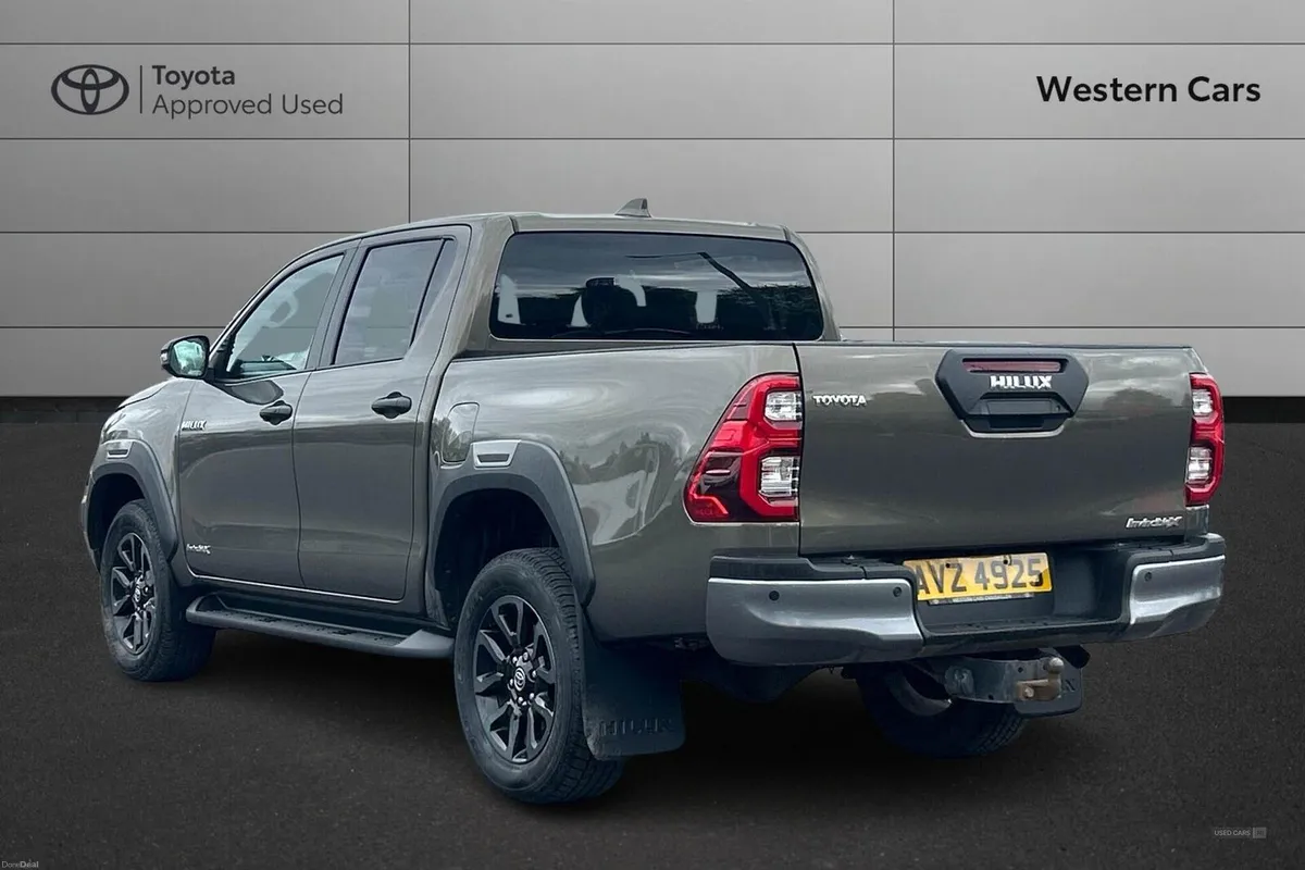 Toyota Hilux 2.8 D-4D Invincible X Auto 4WD Euro 6 - Image 4