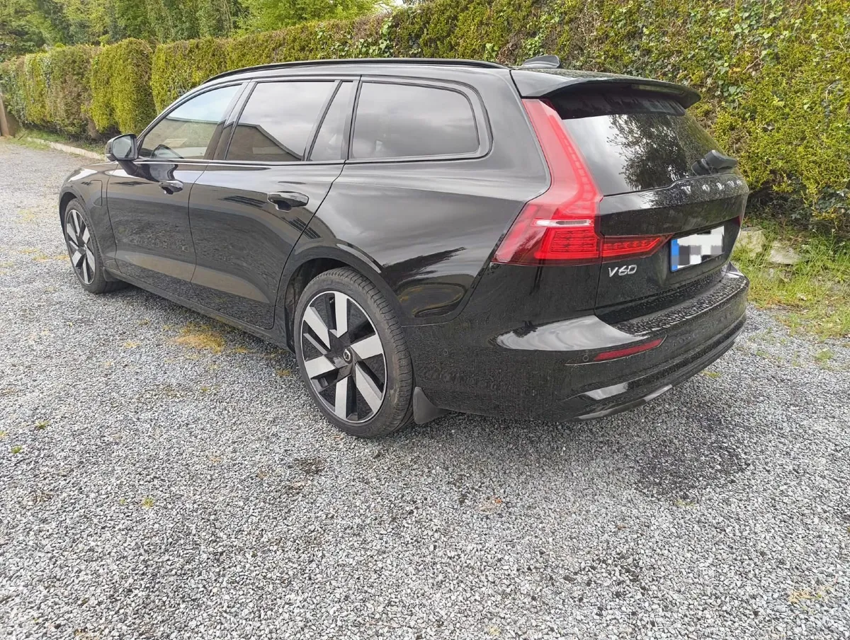 242 VOLVO V60 T6 Petrol Plug-in Hybrid - Image 4