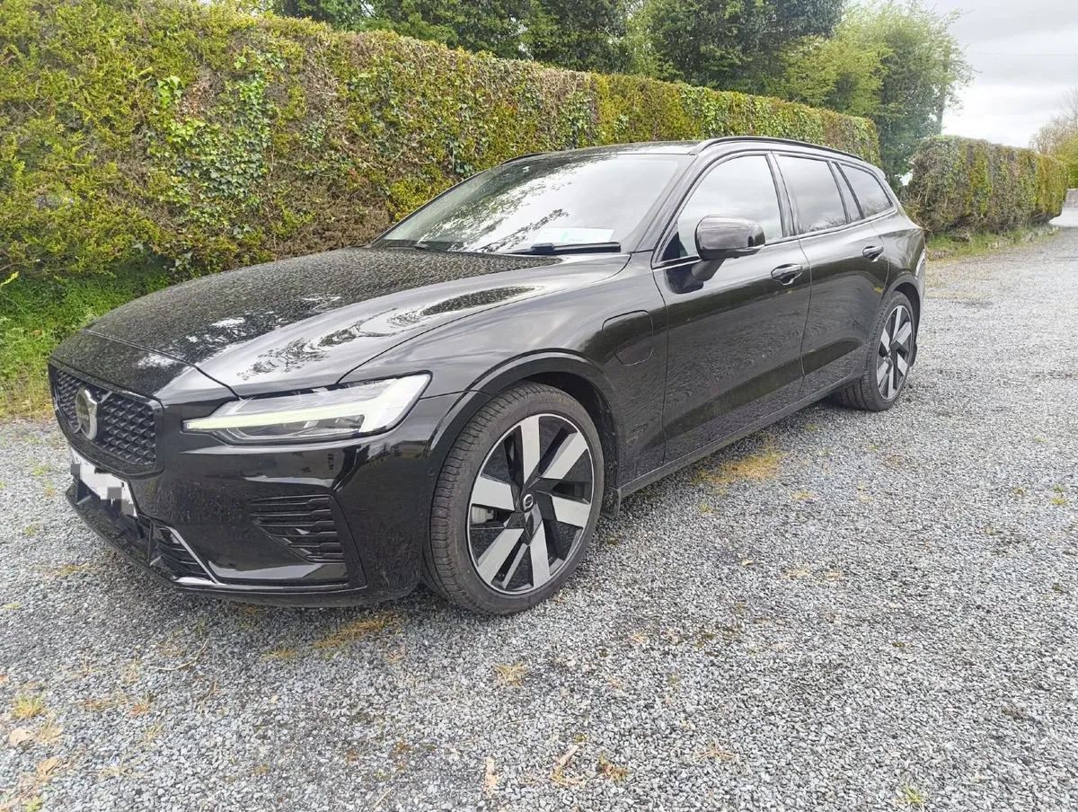 242 VOLVO V60 T6 Petrol Plug-in Hybrid - Image 3
