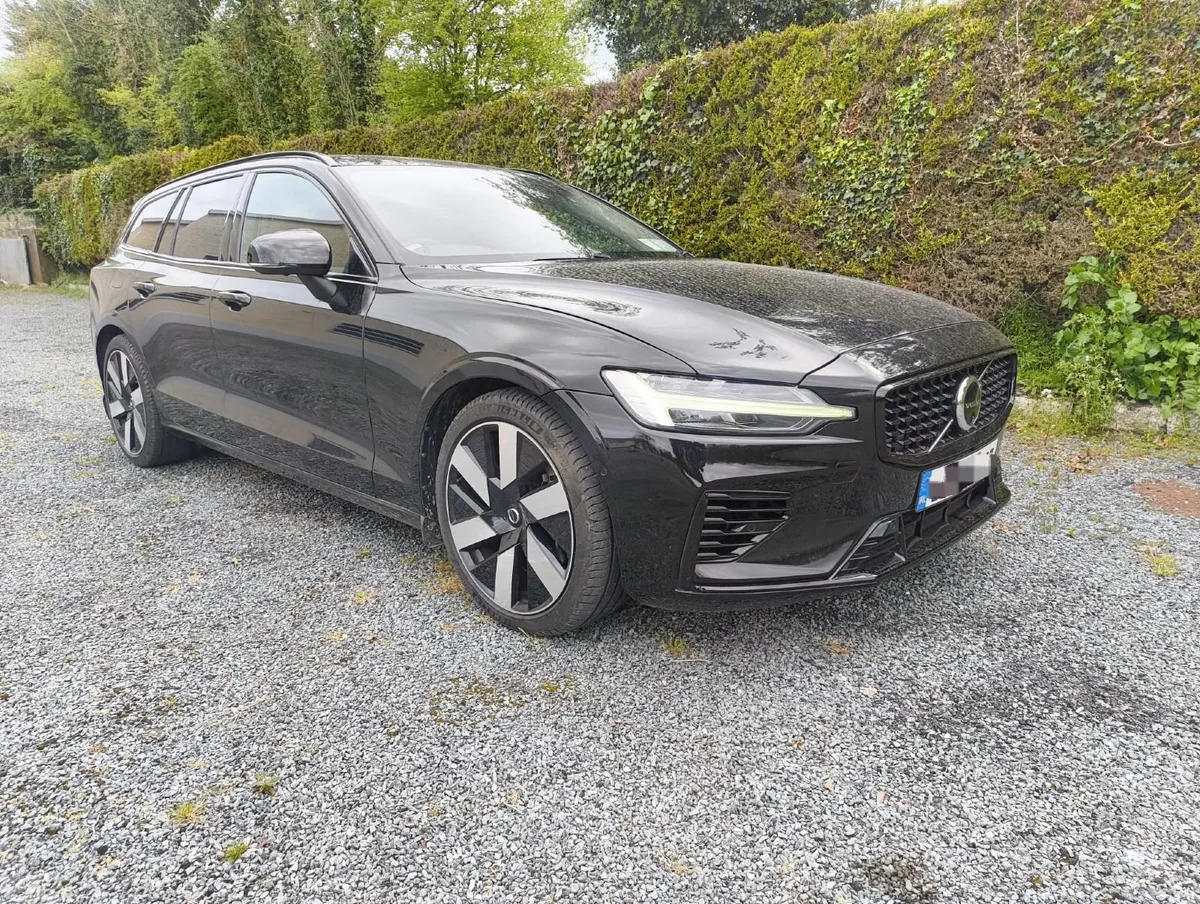 242 VOLVO V60 T6 Petrol Plug-in Hybrid - Image 1