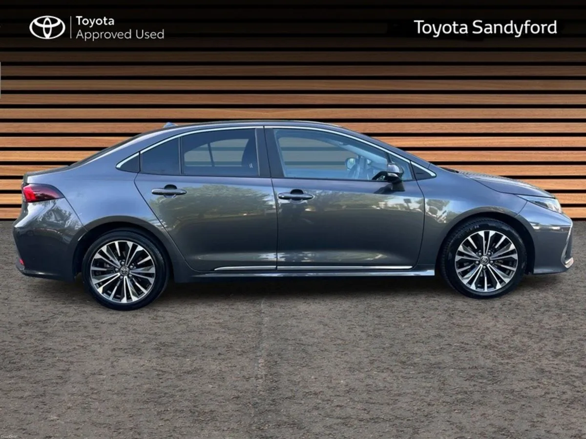 Toyota Corolla LUNA SPORT SALOON // HEATED SEATS / - Image 3