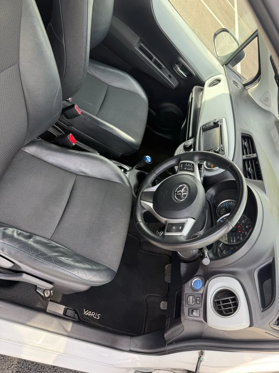 2013 automatic petrol hybrid toyota yaris - Image 4
