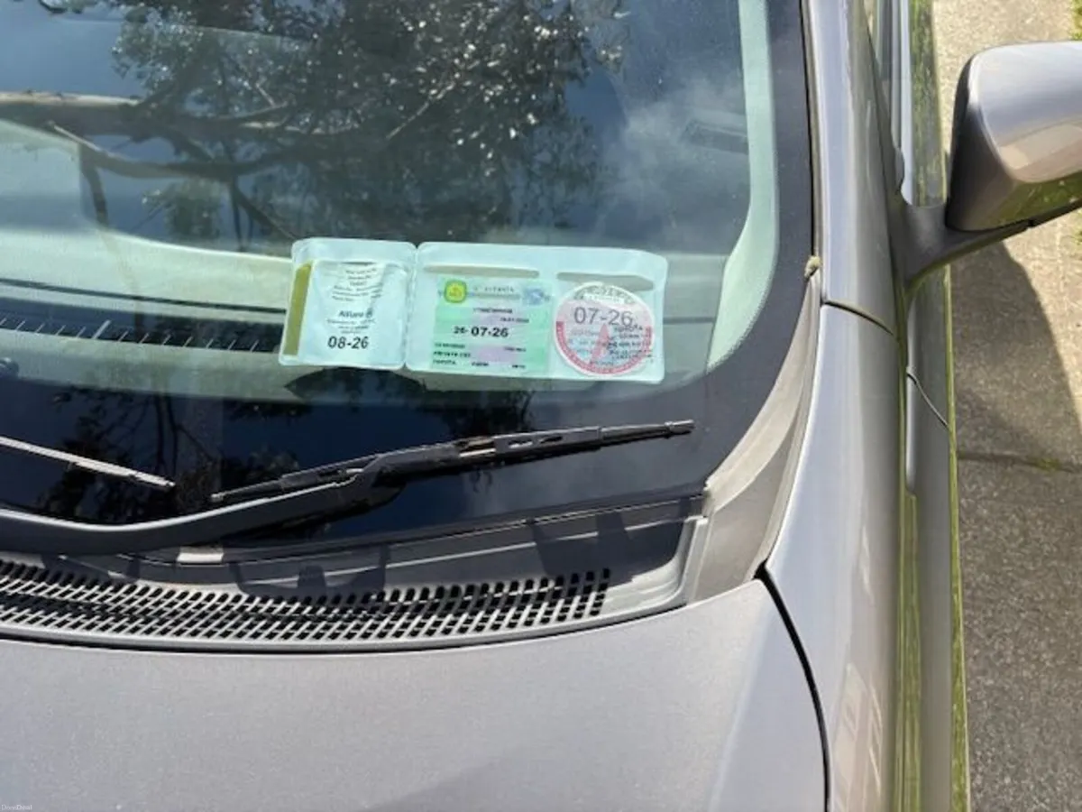 Toyota Auris 2013 - Image 2