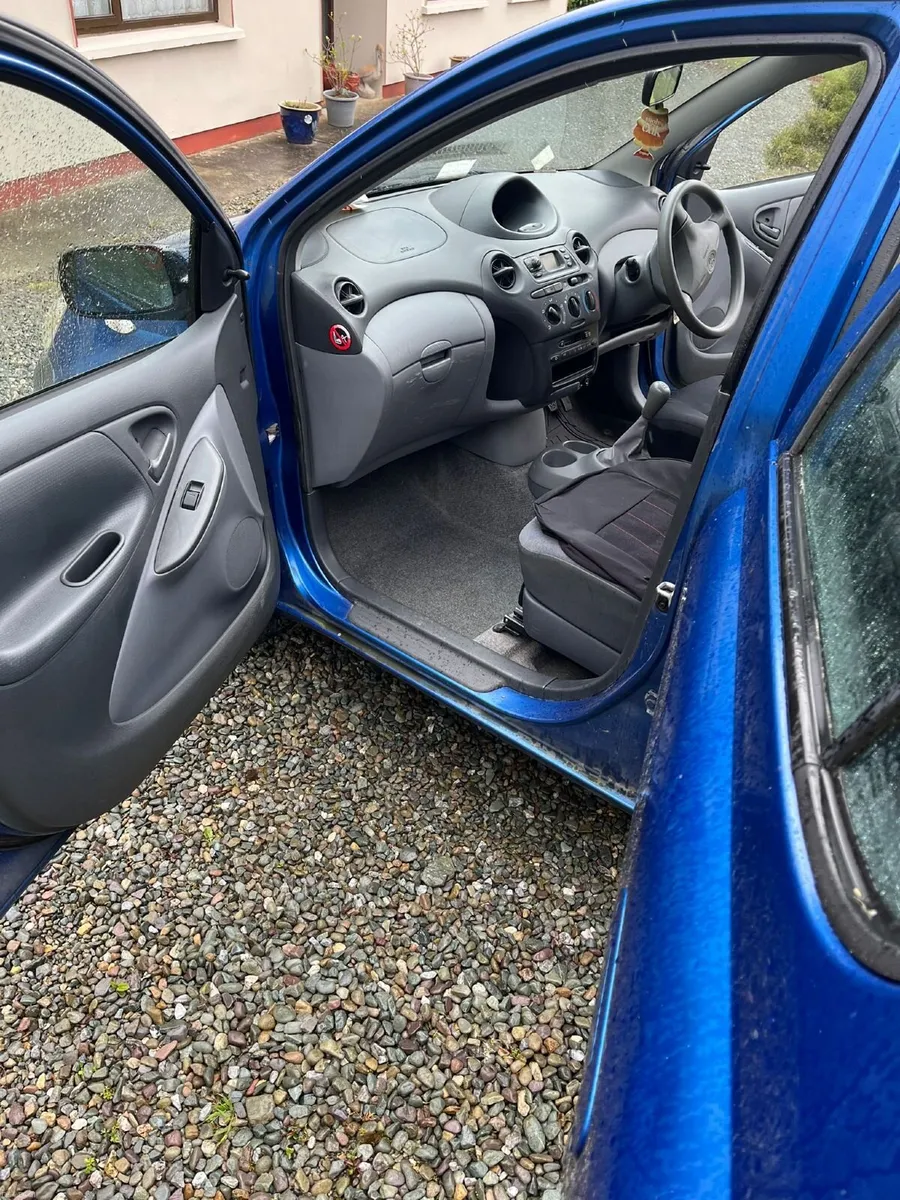 Toyota Yaris 2002 - Image 4