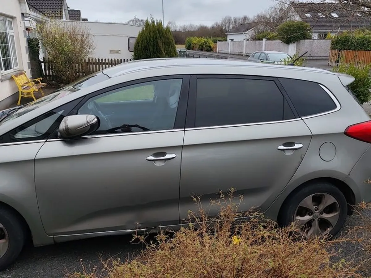 2015 Kia Carens - Image 1