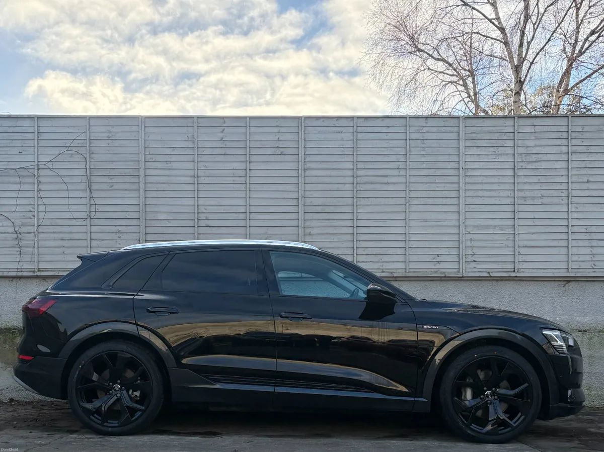 Audi e-tron 2021 TECHNIK 50 QUATTRO / 22" ALLOYS - Image 2