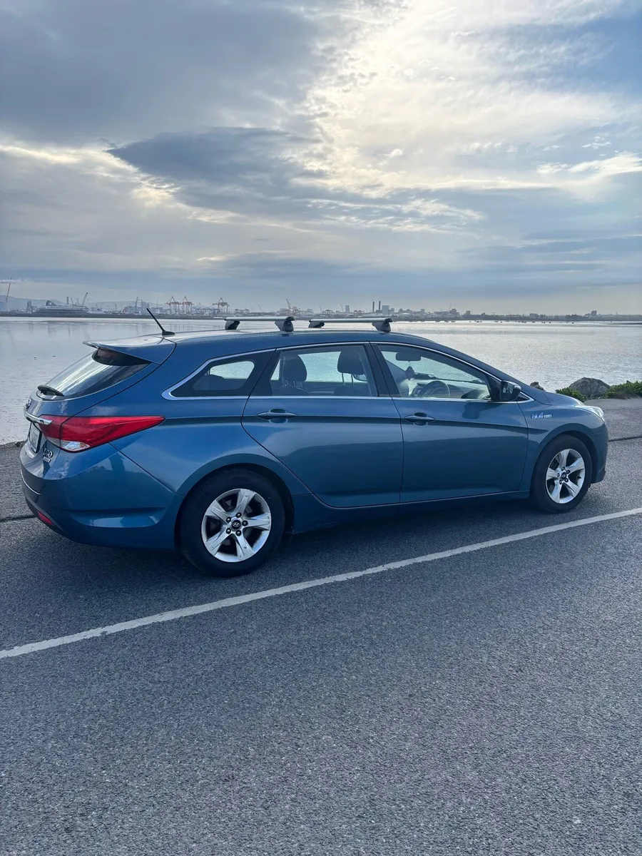 Hyundai i40 blue drive - Image 1
