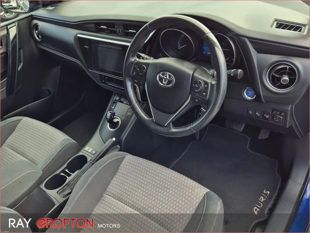 Toyota Auris Hybrid Aura Touring Sports - Image 3