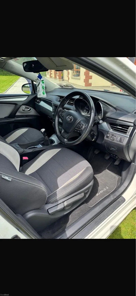 2017 Toyota Avensis 2.0 D-4D - Image 3