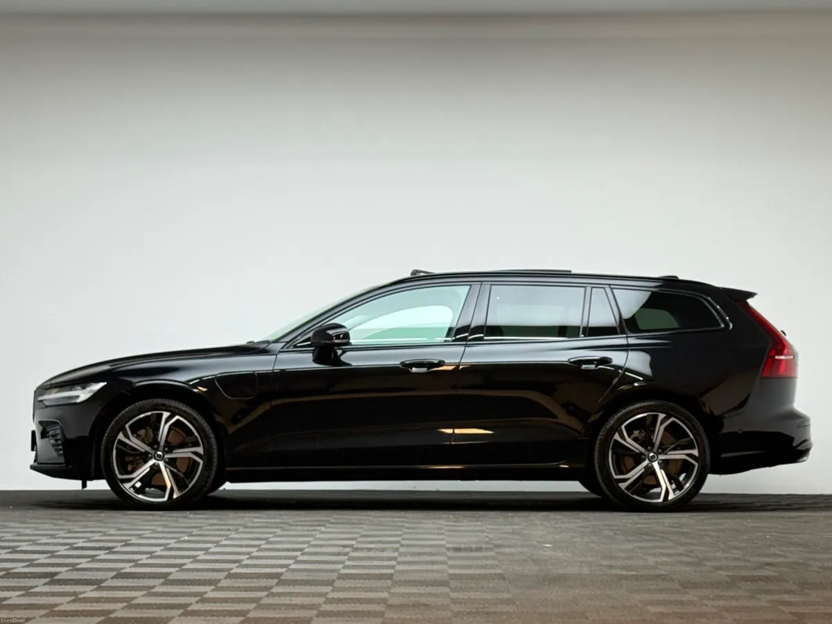 Volvo V60 ULTRA DARK T8 2.0 AWD 455HP *PAN ROOF* - Image 4