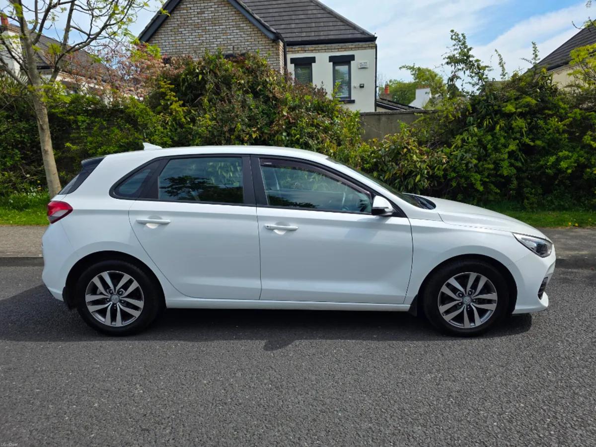 Hyundai i30 i 30 Deluxe 1.6 5DR - Image 2