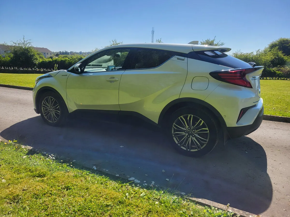 Toyota C-HR  HYBRID  AUTOMATIC - Image 4