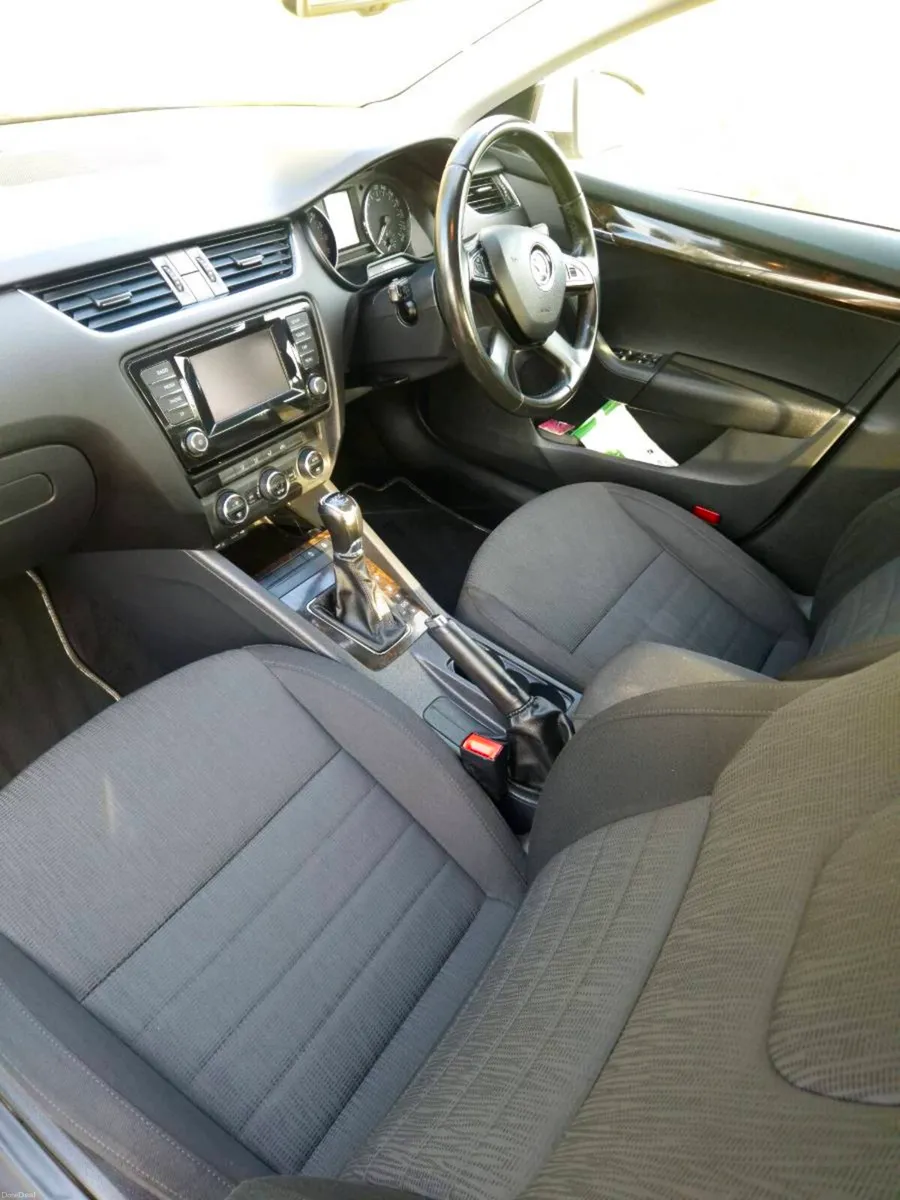 142 Skoda Octavia 1.6 TDI Elegance Automatic - Image 3
