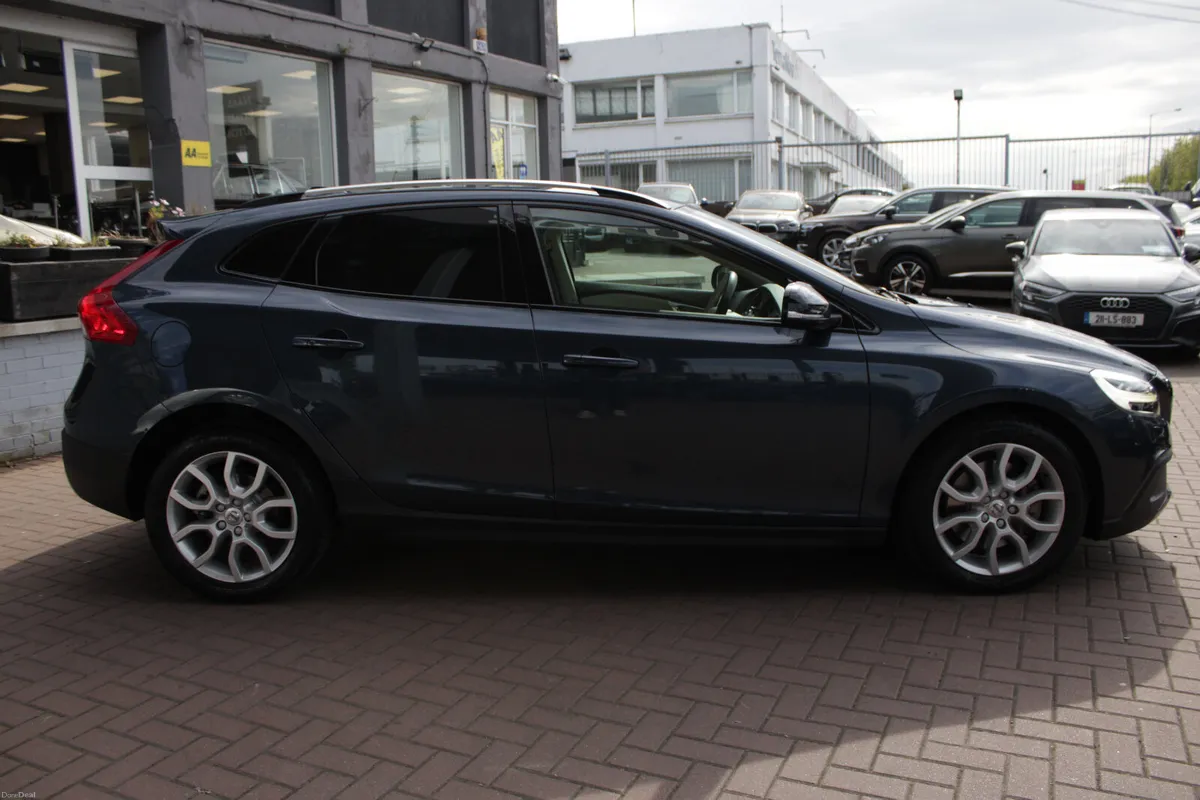 2019 VOLVO V40 D4 2.0 5DR HATCHBACK - Image 3