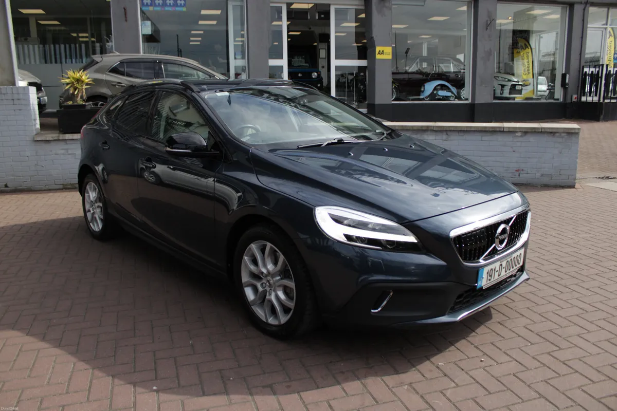 2019 VOLVO V40 D4 2.0 5DR HATCHBACK - Image 1