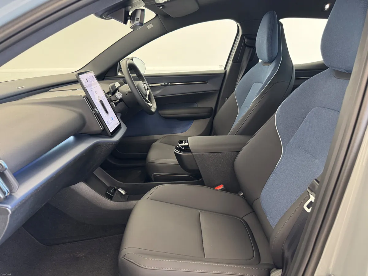 Volvo EX30 2025 - Image 6