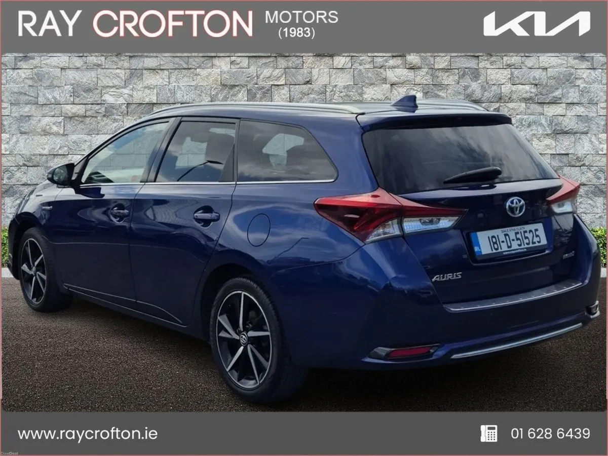 Toyota Auris Hybrid Aura Touring Sports - Image 4